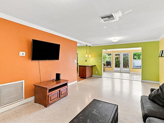 4th image of 1070 6TH AVENUE NE