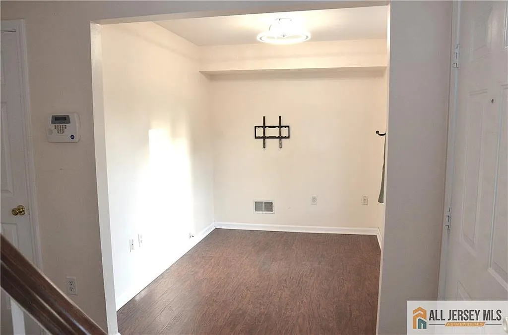 3 bed, 2.5 bath, 1478 sqft, $3,400 — Photo 1