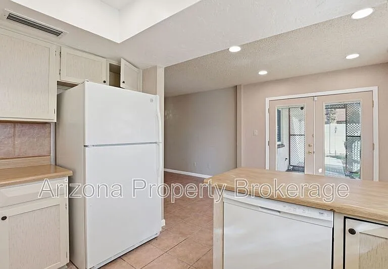 2192 E Balboa Dr — Photo 14