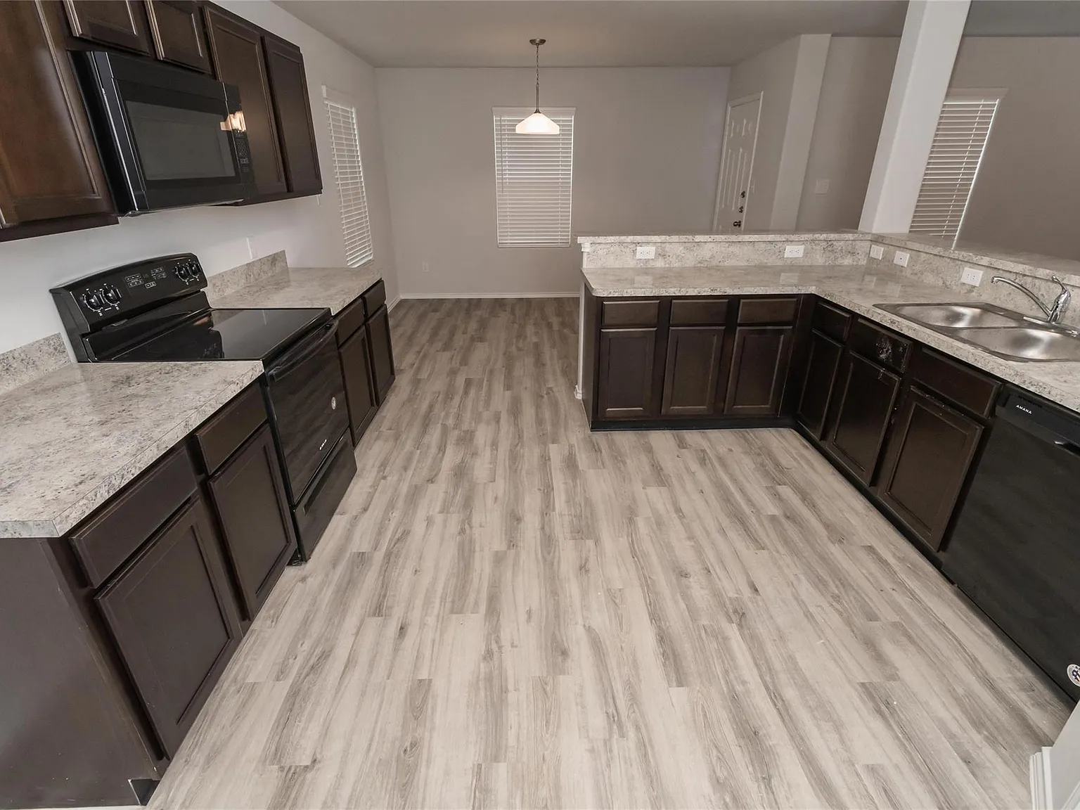 4 bed, 2.5 bath, 1870 sqft, $2,100 — Photo 3