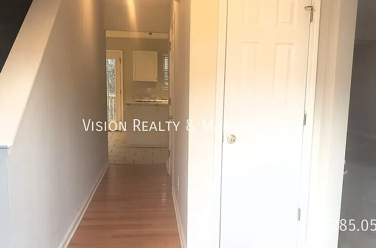229 Bainbridge Cir — Photo 2