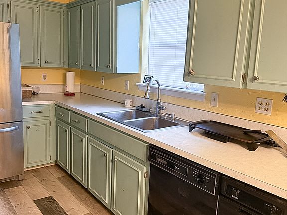 4th image of 420 Fairfax Dr