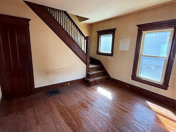 3rd image of 142 Franklin St