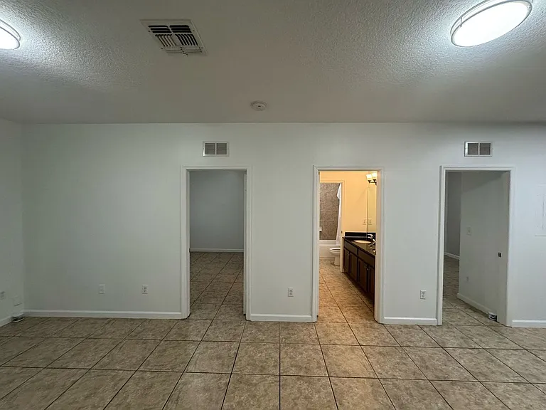 1035 NE 10th Ave — Photo 11