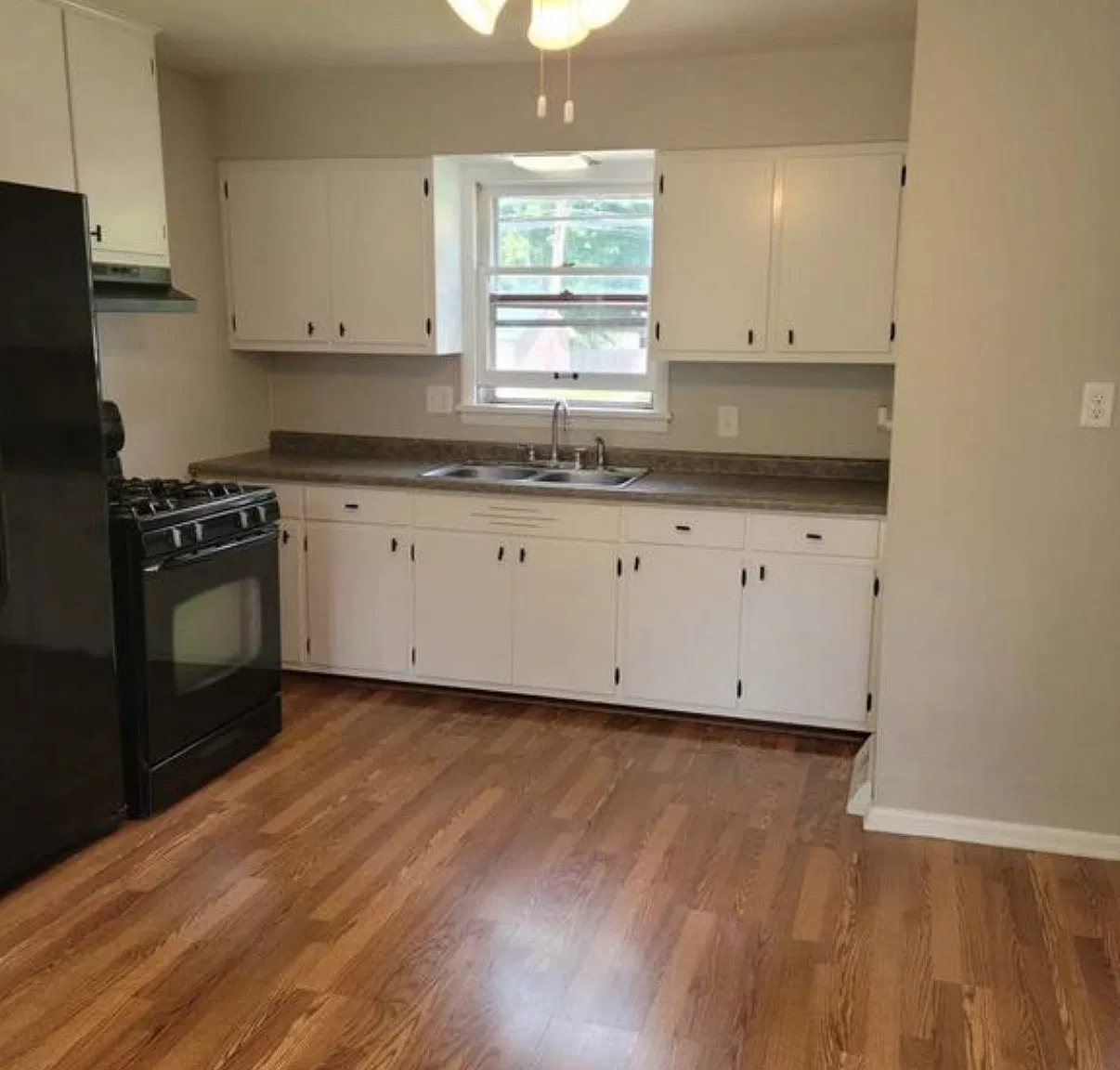 3 bed, 1.5 bath, $1,850 — Photo 2