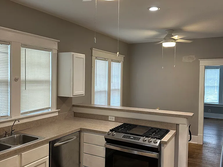 1605 Villa Pl — Photo 2