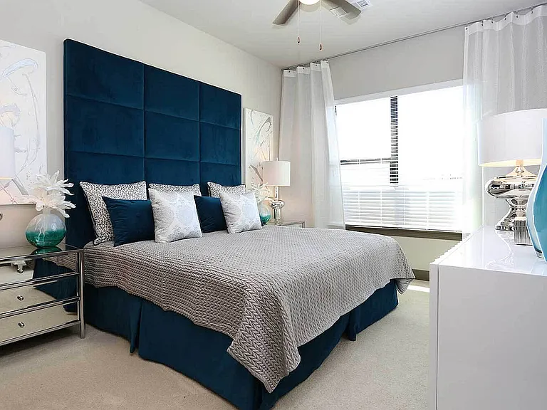Pearl_Washington_model-b5_bed1-1