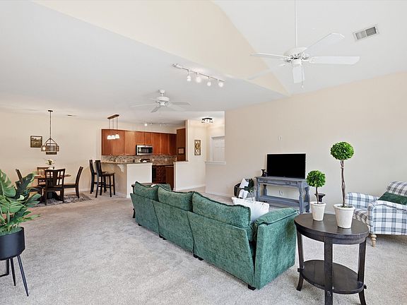 3rd image of 141 Golfview Ln