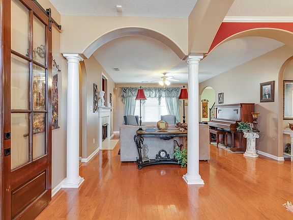 3rd image of 5526 Highbury Ln