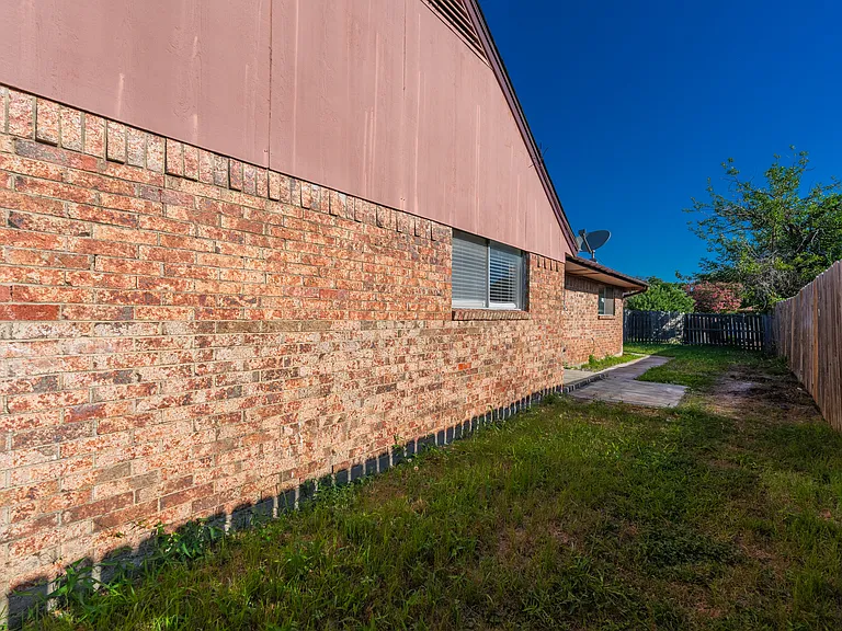 625 Woodhaven Pl — Photo 28