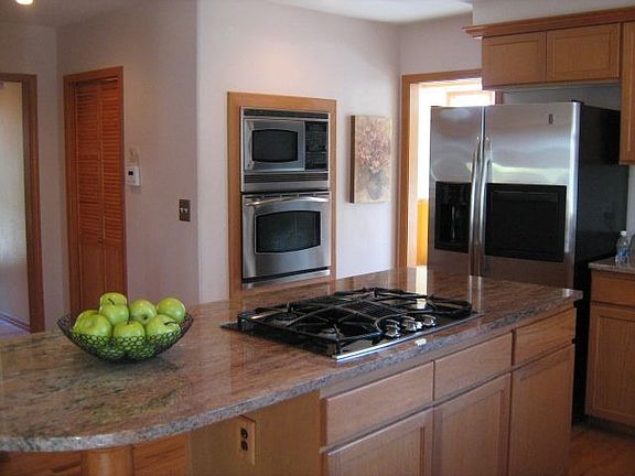 Updated kitchen w/SS appliances