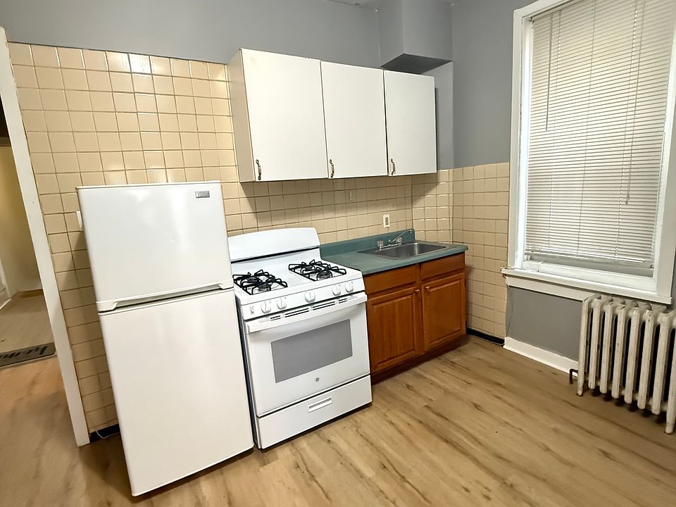 1st image of 4632 Woodland Ave APT 2R
