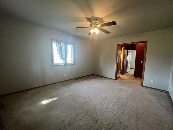 2nd image of 924 Custer St