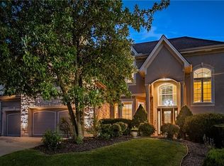 6128 S National Dr, Parkville, MO 64152