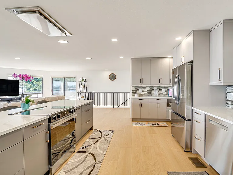1395 Crestview Dr — Photo 5