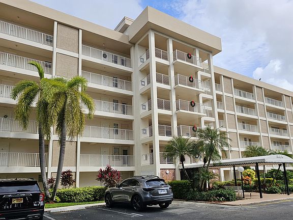 3rd image of 2901 S Palm Aire Drive #102
