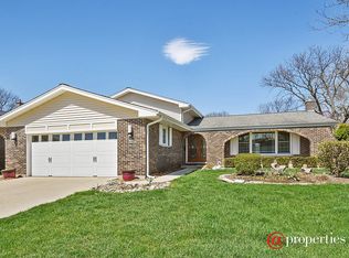 1524 E Crabtree Dr, Arlington Heights, IL 60004