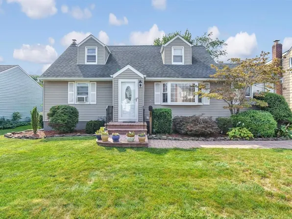 48 N Fordham Road, Hicksville, NY 11801