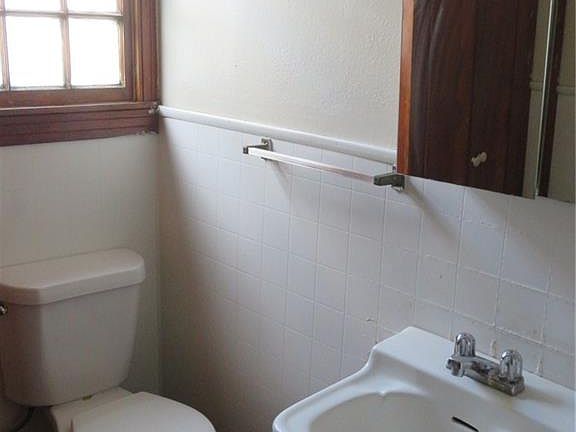 2nd image of 1516 Claire Ave