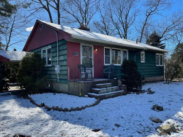 55 Leroy Place, Copiague, NY 11726