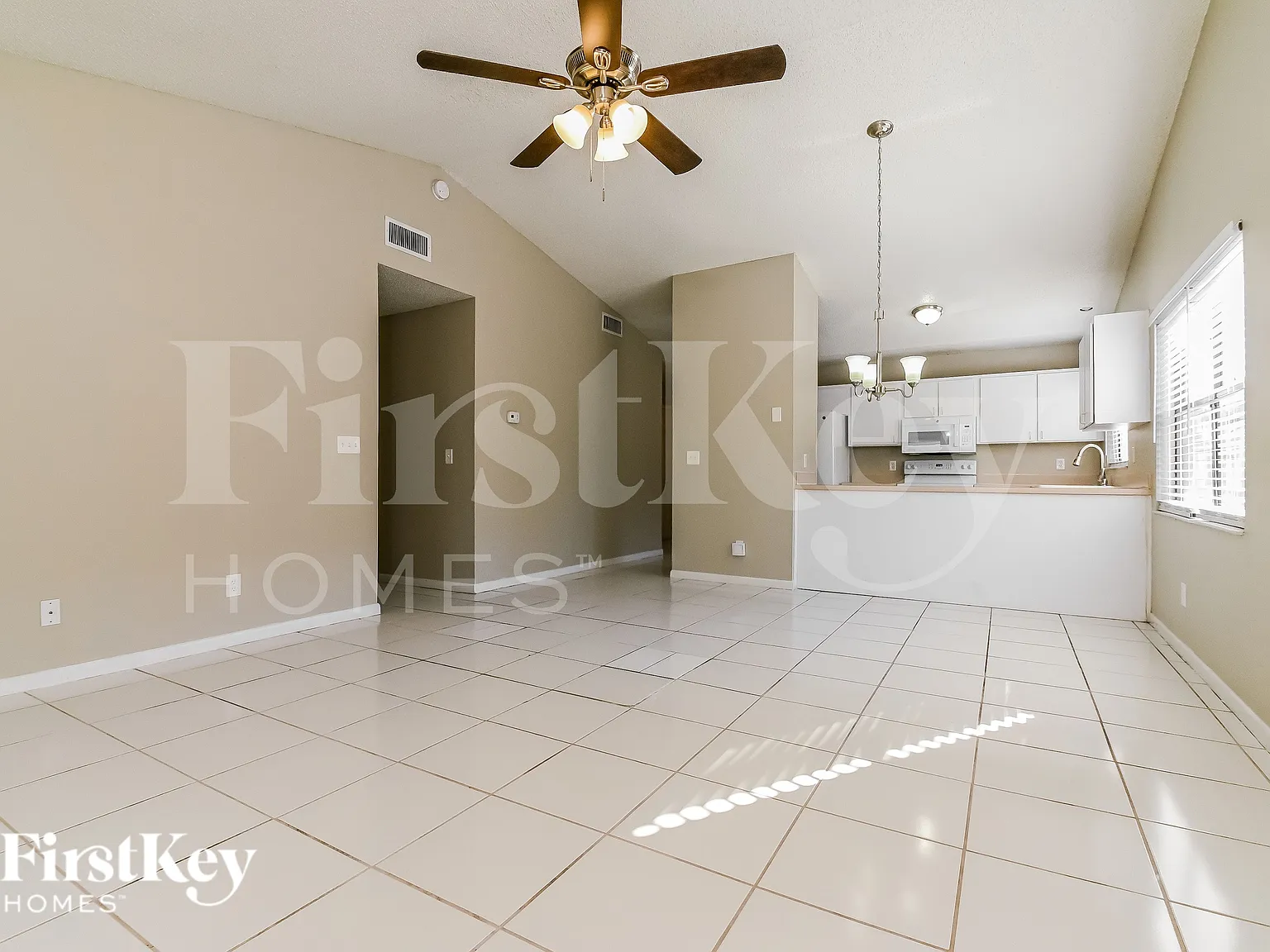3 bed, 2.0 bath, 1292 sqft, $2,415 — Photo 3