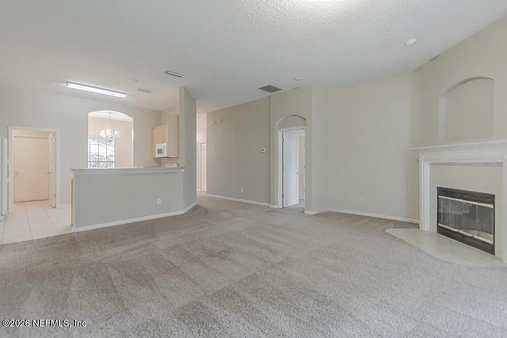 3 bed, 2.0 bath, 1918 sqft, $2,100 — Photo 2