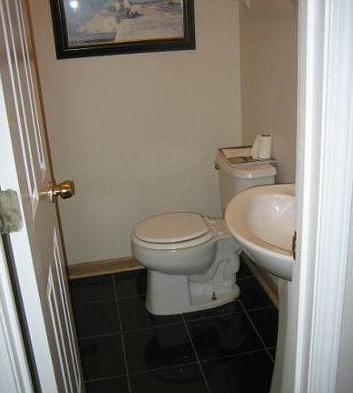 1/2 bath w/ granite tile