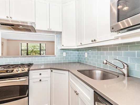 Sold by Row Real Estate LLC | media 6