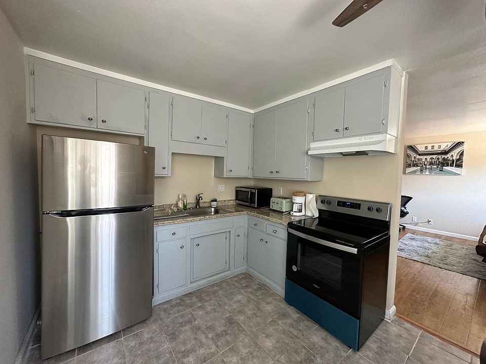 1st image of 3183 Williamsburg Dr #4