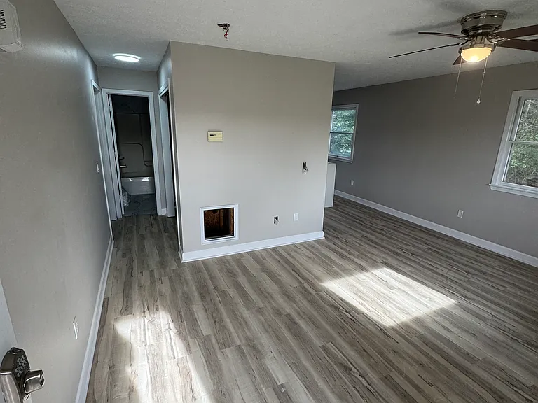16 SE Court St #16 — Photo 5