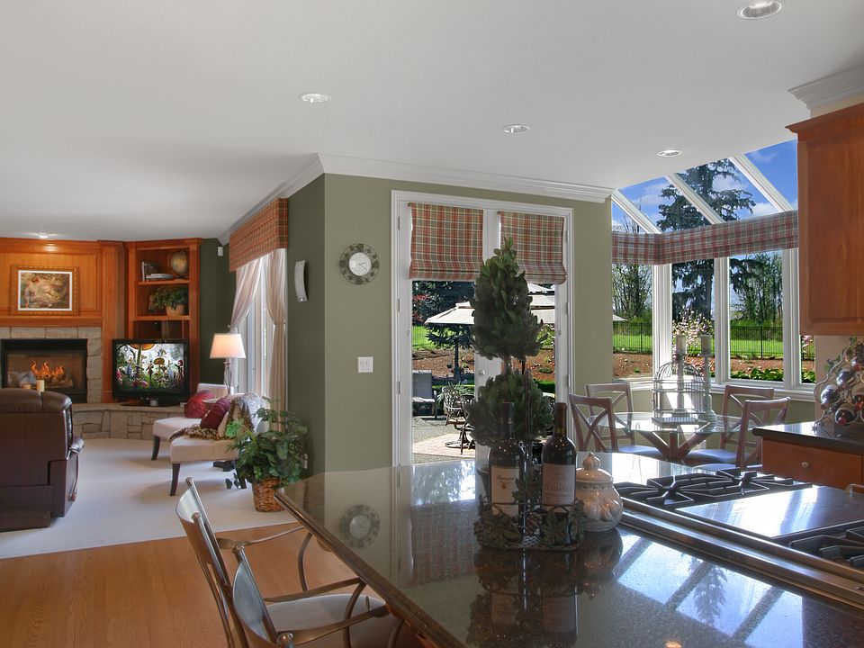 2nd image of 410 Windsor Dr SE
