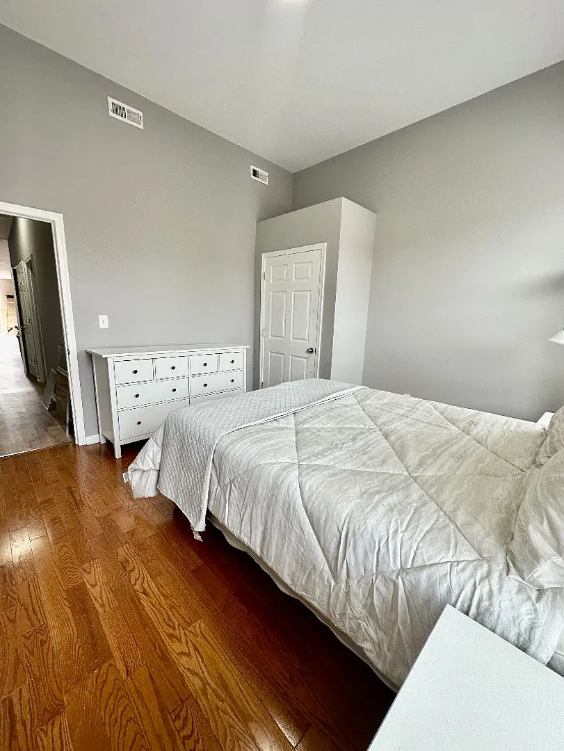 100 S Bouldin St. — Photo 4