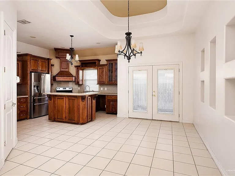 402 Hackberry Ave — Photo 5