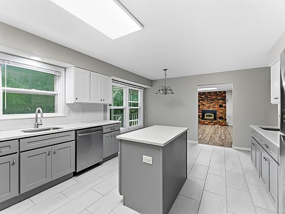 3rd image of 683 Anderson Rd