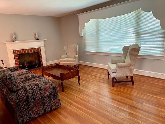 5th image of 304 Hanley Cir