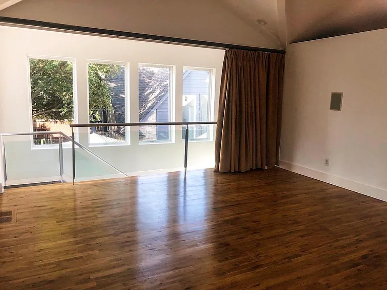 2809 Dyer St — Photo 4
