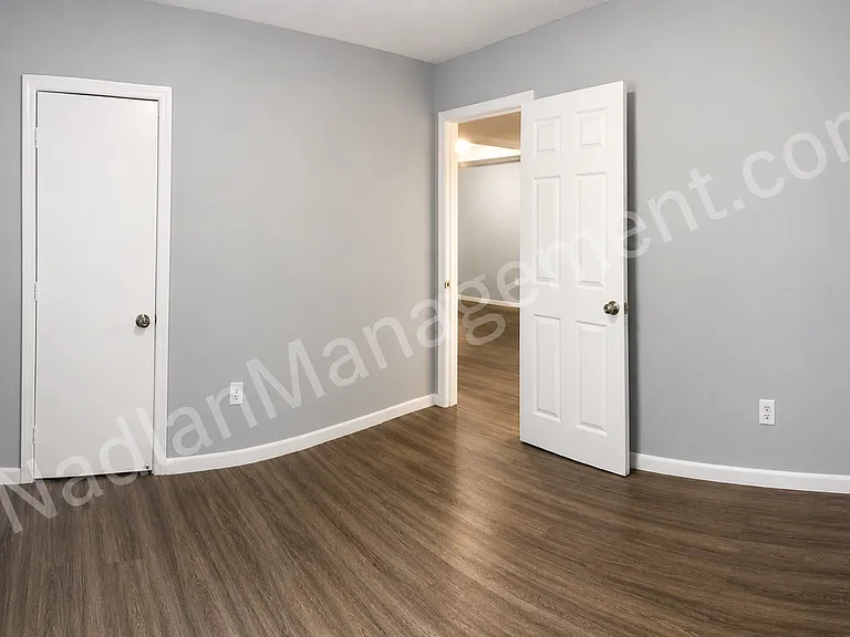 St George Apartments — Photo 24