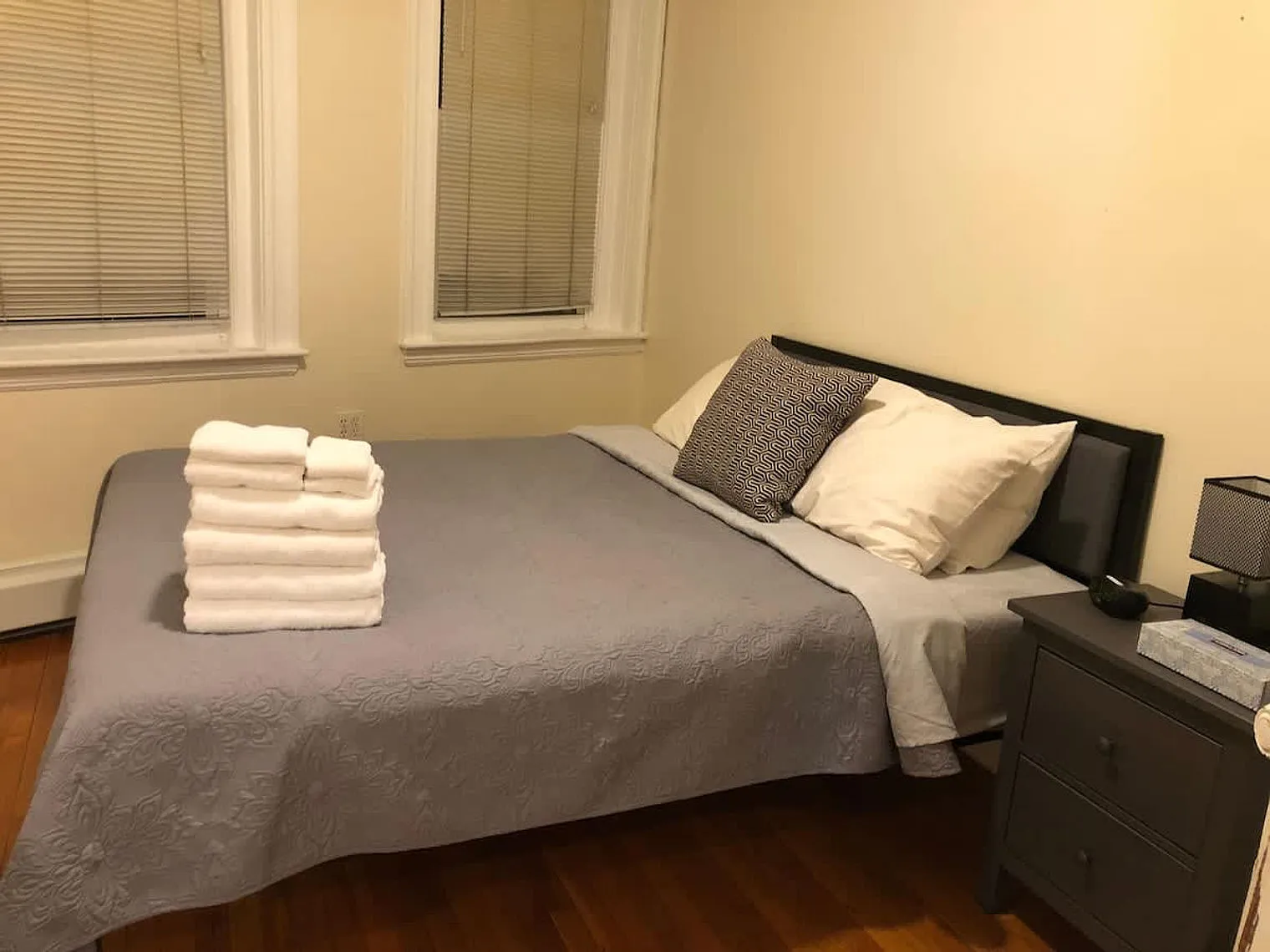 2 bed, 1.0 bath, 990 sqft, $6,374 — Photo 3