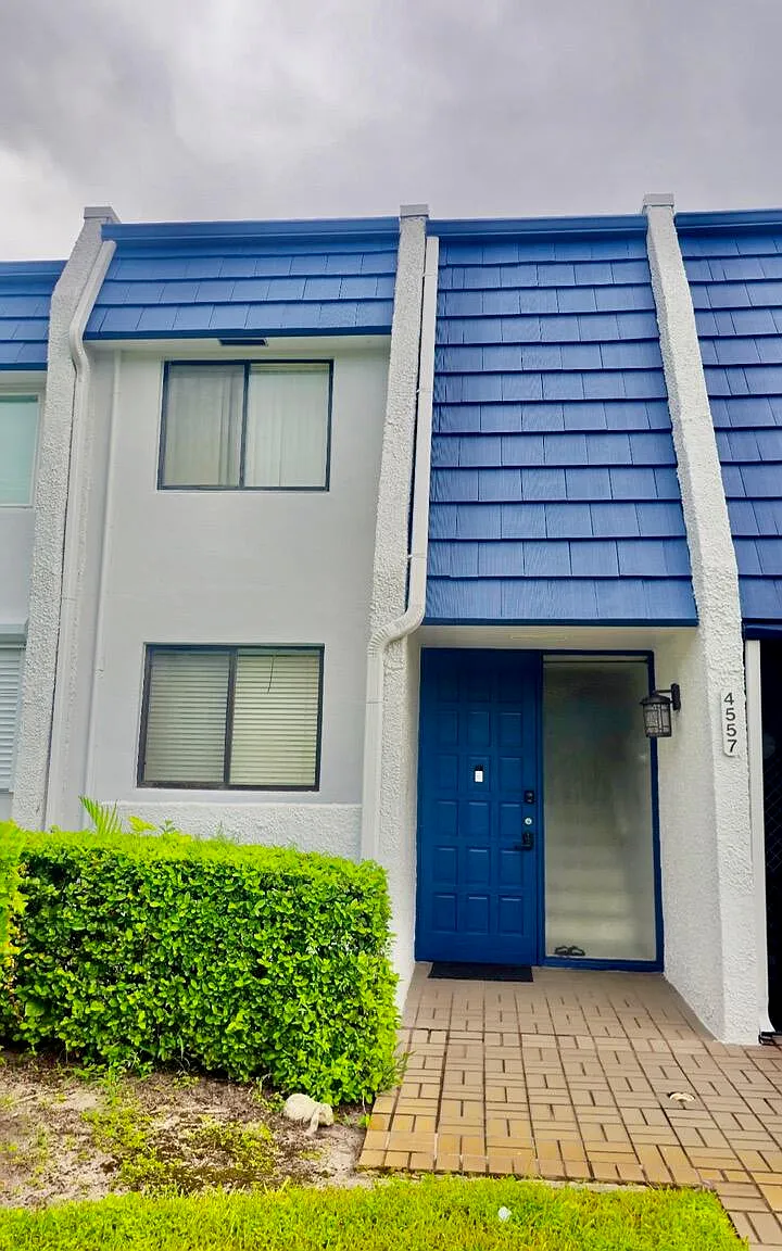 4557 Luxemburg Ct — Photo 1