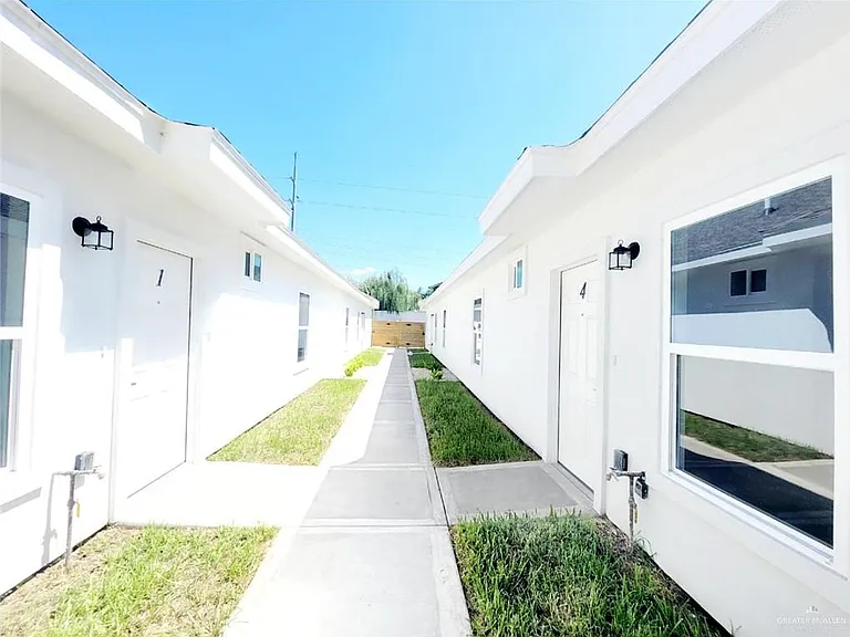 2201 S Pamplona St #4 — Photo 4