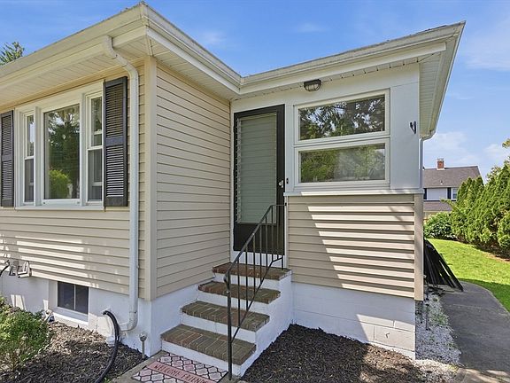 3rd image of 36 Glenn Rd