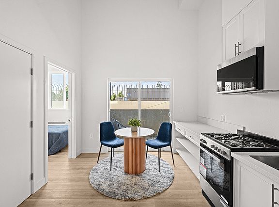 2nd image of 4347 Woodlawn Ave #507