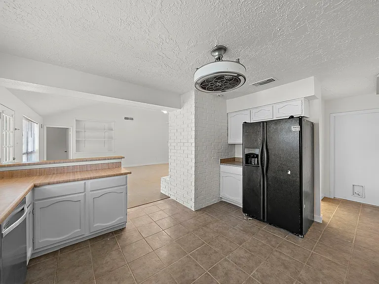 13815 Grosvenor St — Photo 15