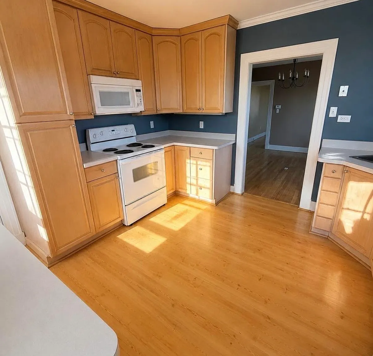 2 bed, 1.0 bath, 2700 sqft, $2,250 — Photo 2