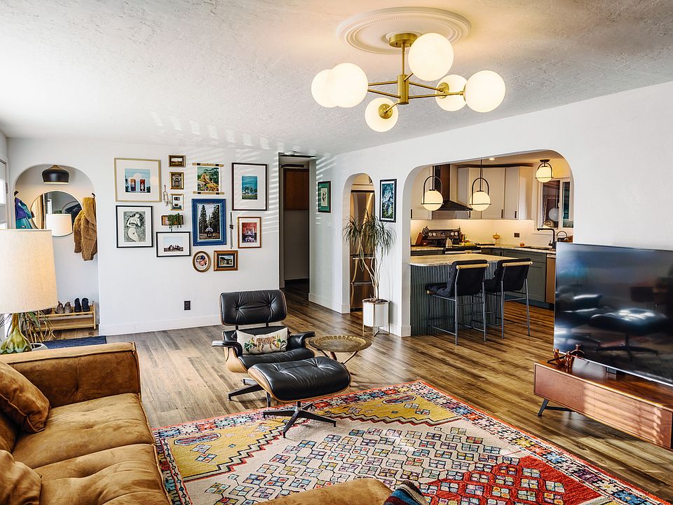 Spacious living room
