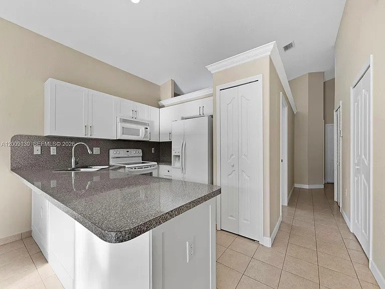 704 SE 14th Pl — Photo 11