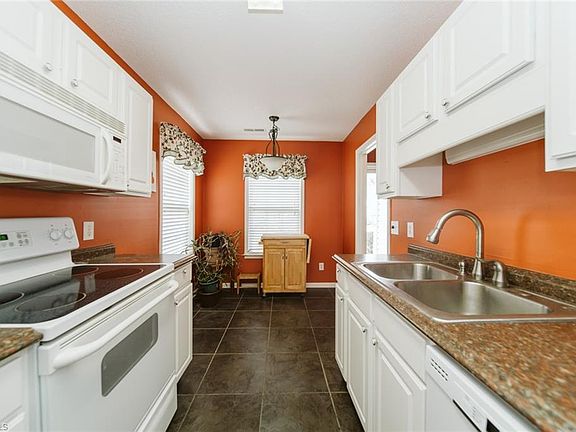 5th image of 105 Bowen Lake Dr