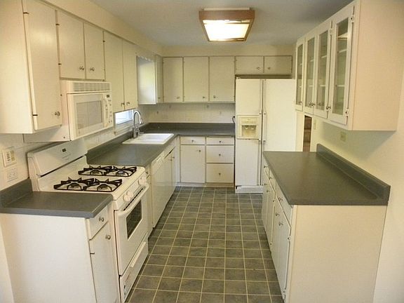 4th image of 17898 Twin Lakes Blvd