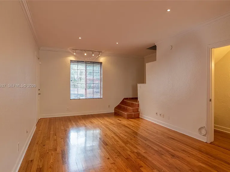 15 Madeira Ave #9 — Photo 2