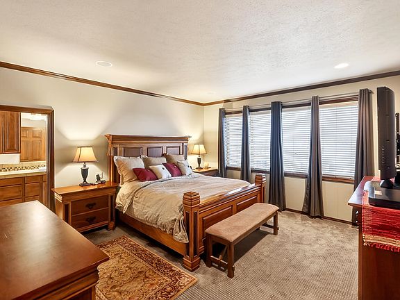 3rd image of 729 Montague Dr